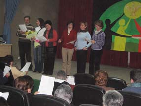  El profesorado del Centro de Adultos se suma al acto con una canción por la paz 